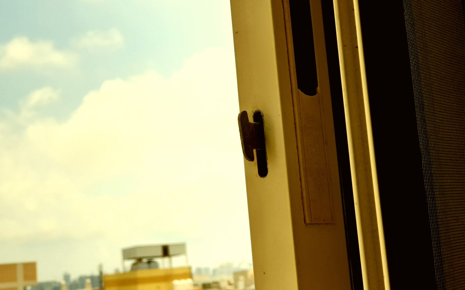 Samsung Galaxy Note9 sample photo. Window, sky, alone photography