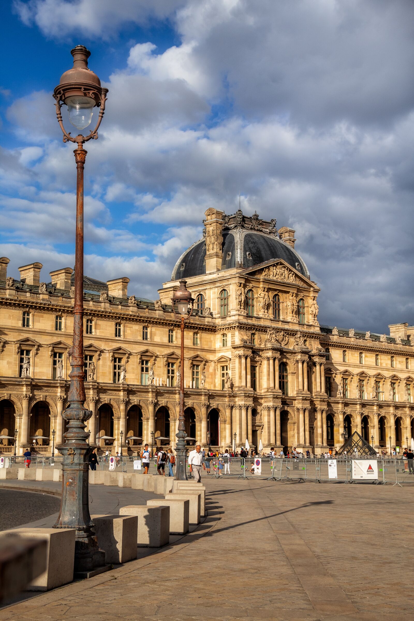 Canon EOS 4000D (EOS Rebel T100 / EOS 3000D) sample photo. Monument, louvre, building photography