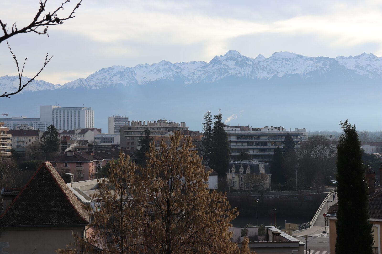 Canon EOS 200D (EOS Rebel SL2 / EOS Kiss X9) sample photo. Moutain, trees, clouds photography