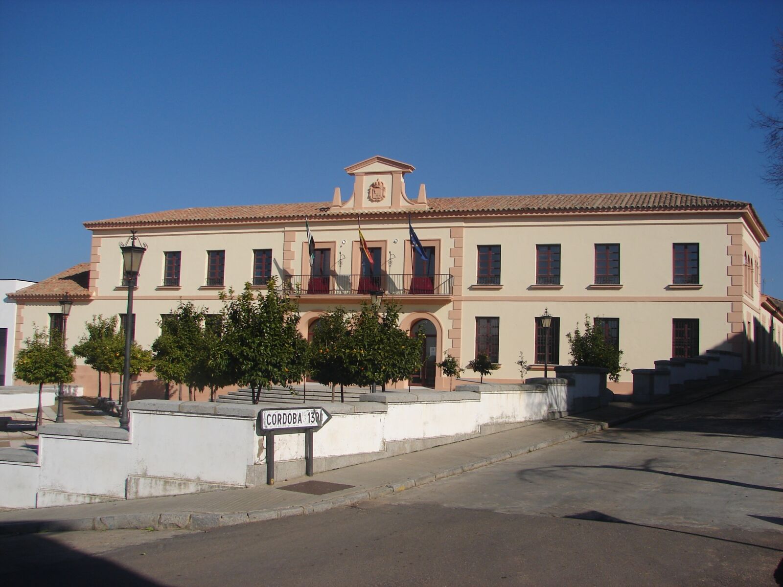 Sony DSC-H1 sample photo. Calzada, architecture, street photography