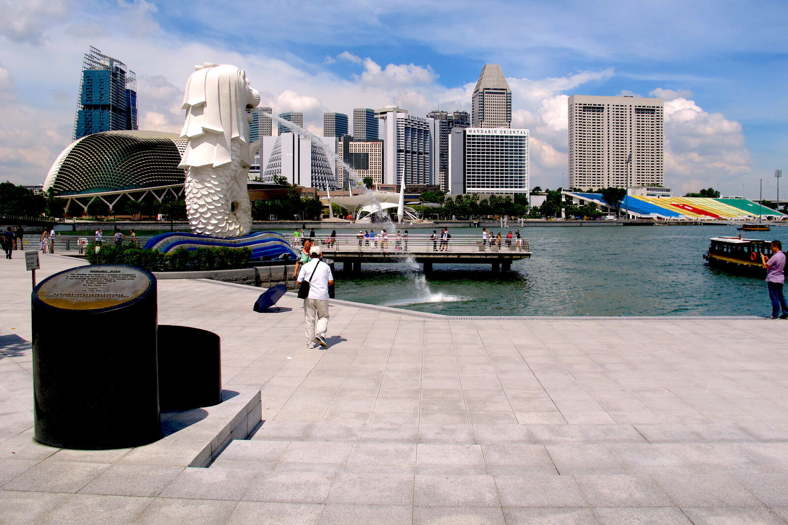 Canon PowerShot G12 sample photo. Tourists, at, merlion, park photography