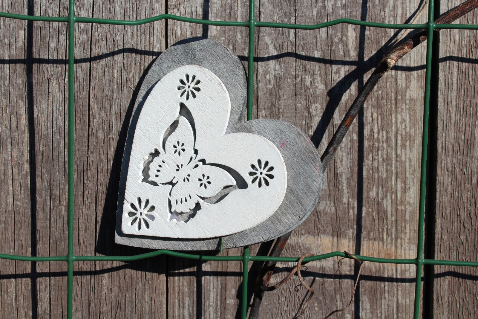 Canon EOS 1200D (EOS Rebel T5 / EOS Kiss X70 / EOS Hi) sample photo. The fence, heart, wooden photography