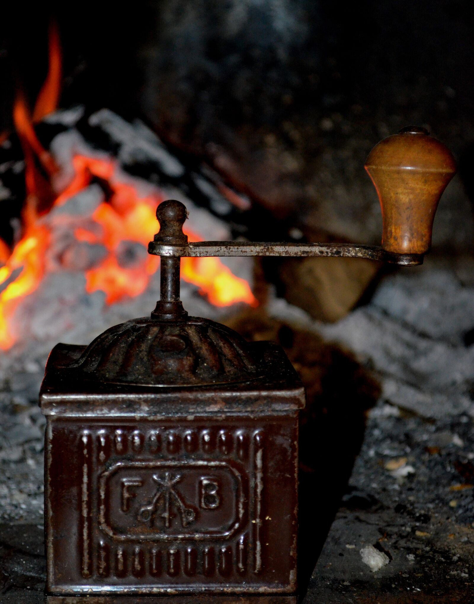 Nikon D5100 sample photo. Coffee grinder, grinder, fireplace photography