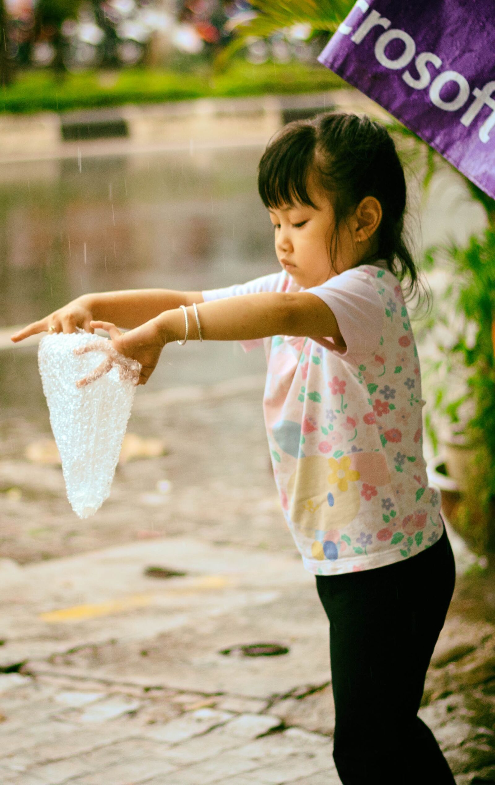 Canon EOS 600D (Rebel EOS T3i / EOS Kiss X5) + Canon EF 50mm F1.8 STM sample photo. Little girl, kid, rain photography