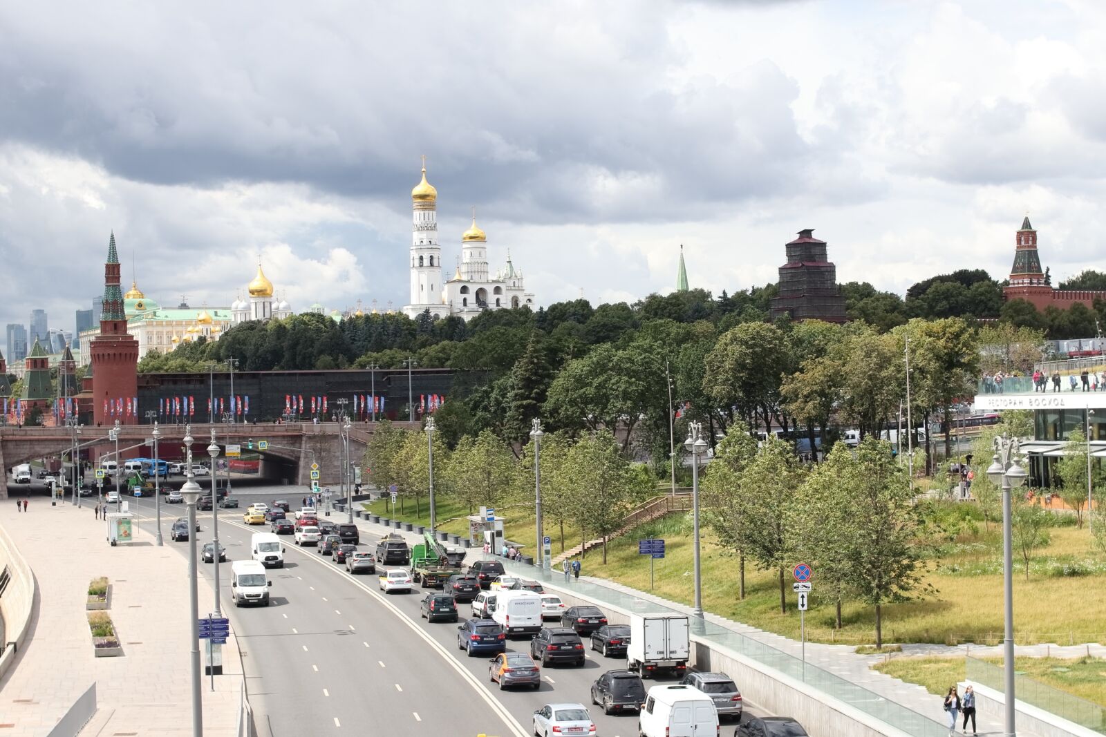 Canon EOS 77D (EOS 9000D / EOS 770D) sample photo. Road, moscow, the kremlin photography