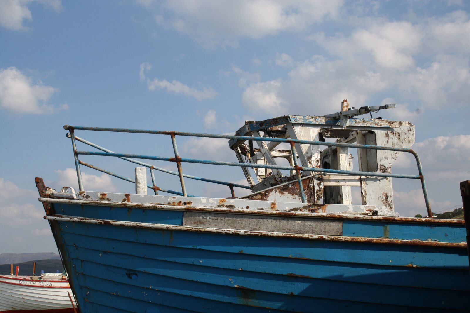 Canon EOS 1000D (EOS Digital Rebel XS / EOS Kiss F) sample photo. Ship, wreck, fishing boat photography
