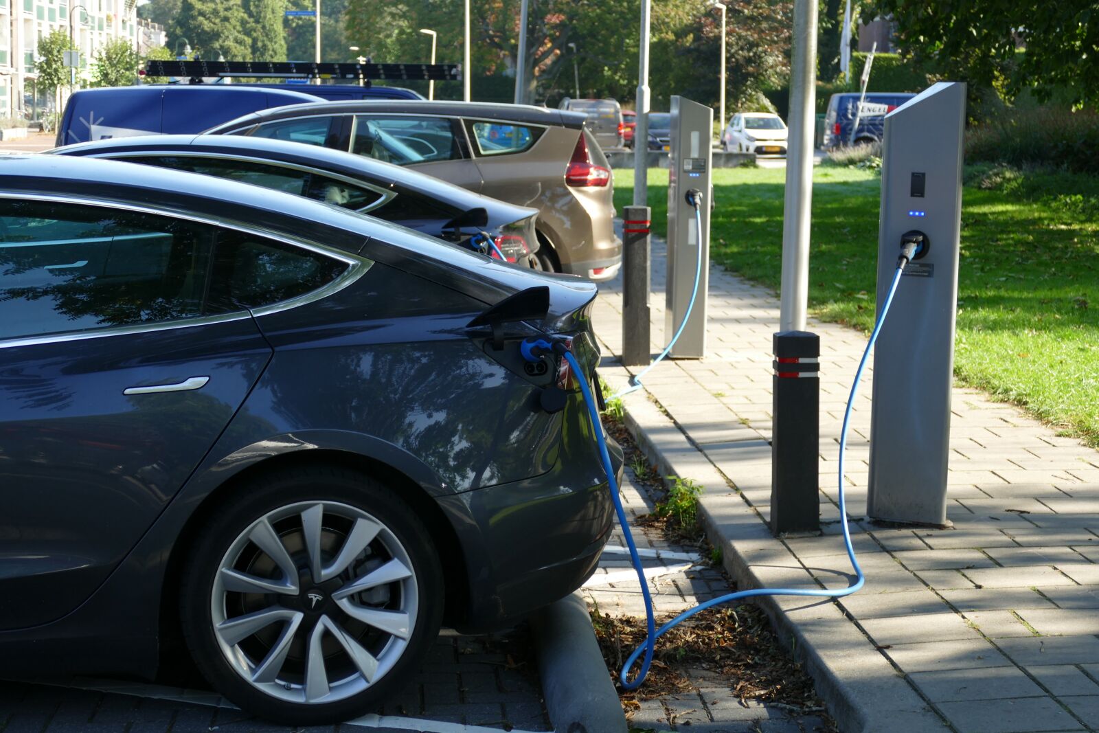 Panasonic Lumix DMC-FZ1000 sample photo. Car, electric, charging photography