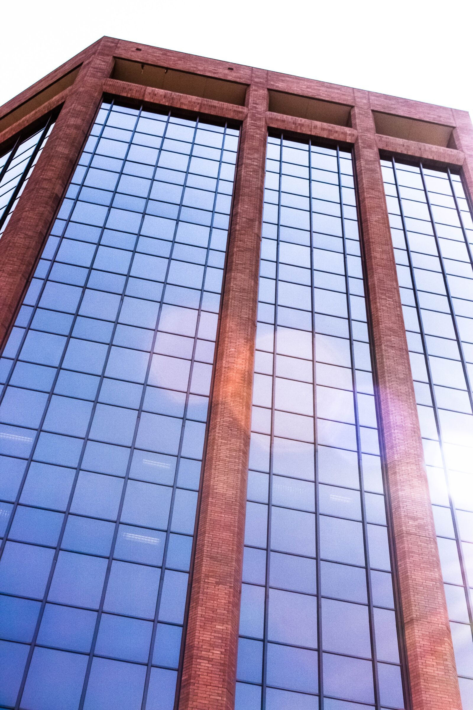 Canon EOS 400D (EOS Digital Rebel XTi / EOS Kiss Digital X) sample photo. Tall building, glass, reflection photography