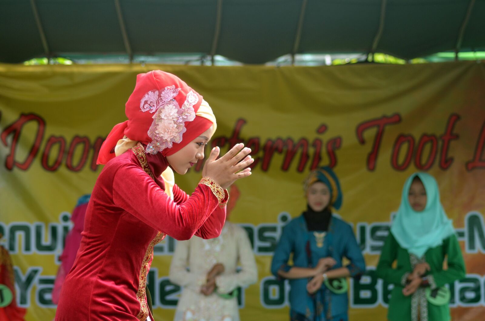 Nikon D5100 sample photo. Girl, pay homage, kartini photography