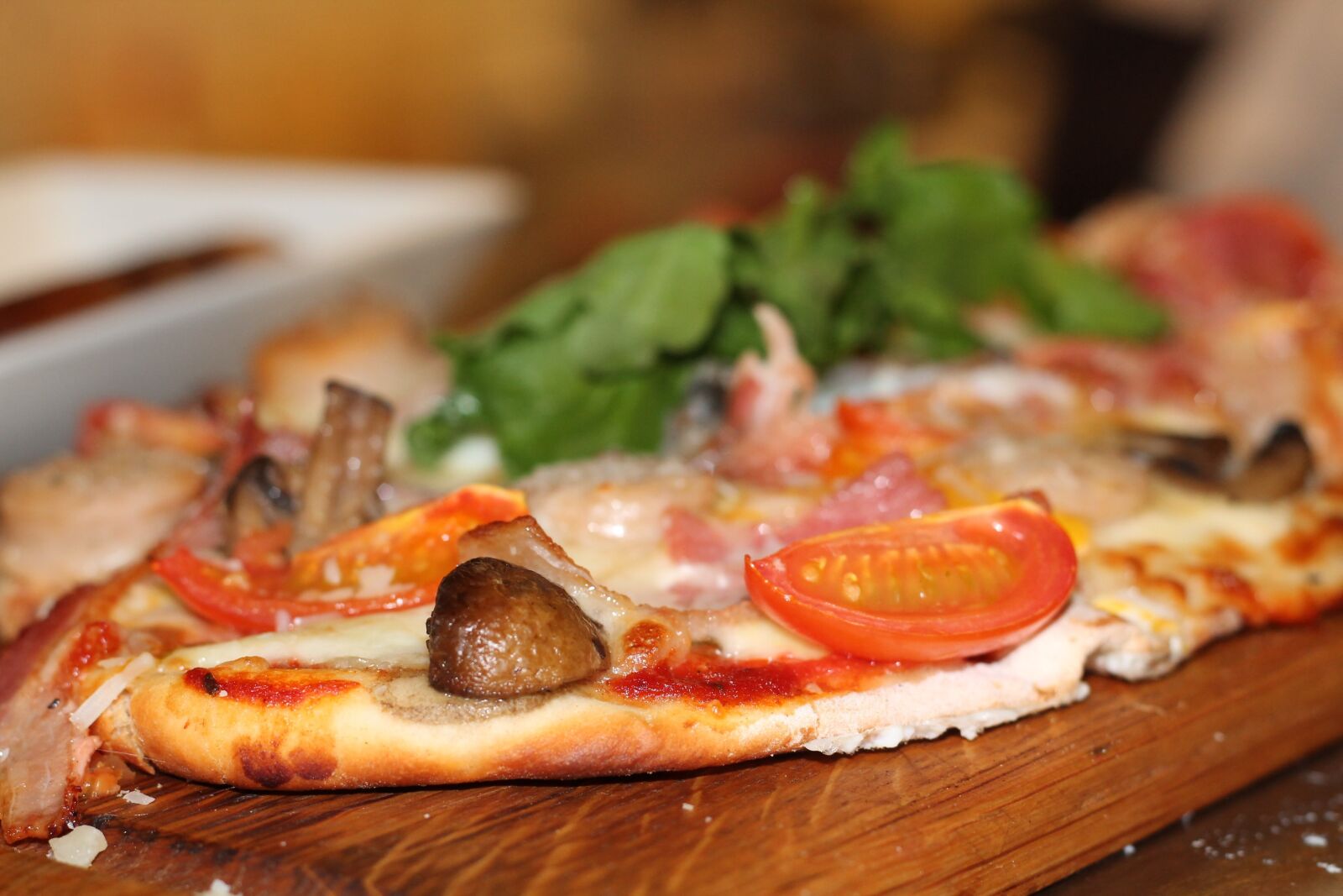 Canon EOS 1100D (EOS Rebel T3 / EOS Kiss X50) + Canon EF 50mm F1.8 II sample photo. Pizza, italian, food photography