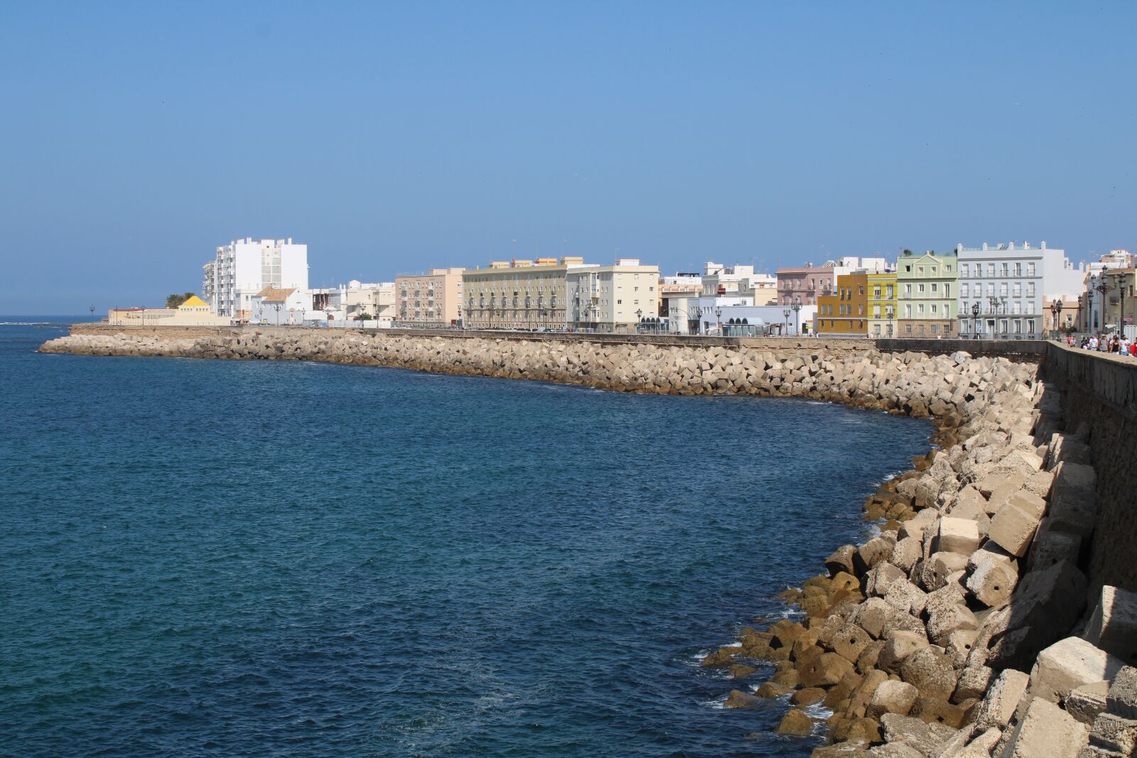 Canon EOS 2000D (EOS Rebel T7 / EOS Kiss X90 / EOS 1500D) sample photo. Sea, cadiz, colorful houses photography