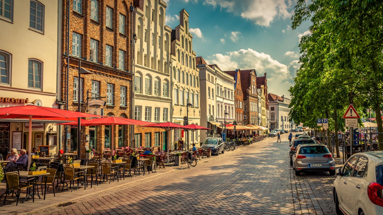 Sony a7 II + Sony FE 28-70mm F3.5-5.6 OSS sample photo. Lübeck, road, restaurant photography