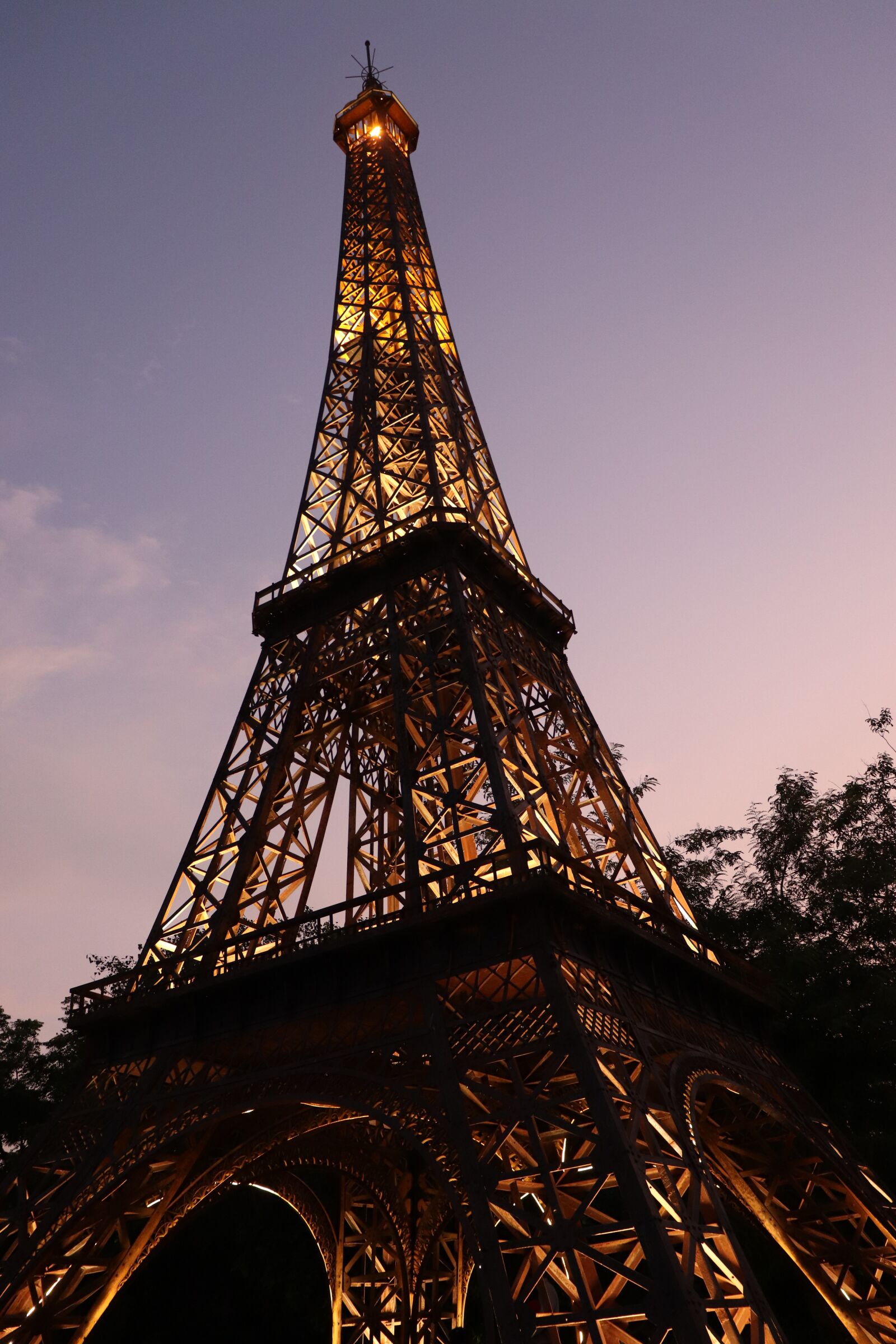 Canon EOS 200D (EOS Rebel SL2 / EOS Kiss X9) sample photo. Eiffel tower, waste of photography