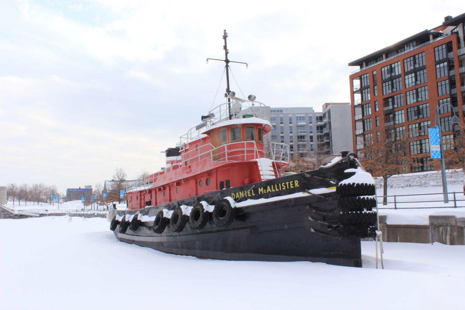 Canon EOS 600D (Rebel EOS T3i / EOS Kiss X5) sample photo. Montréal, port, winter photography