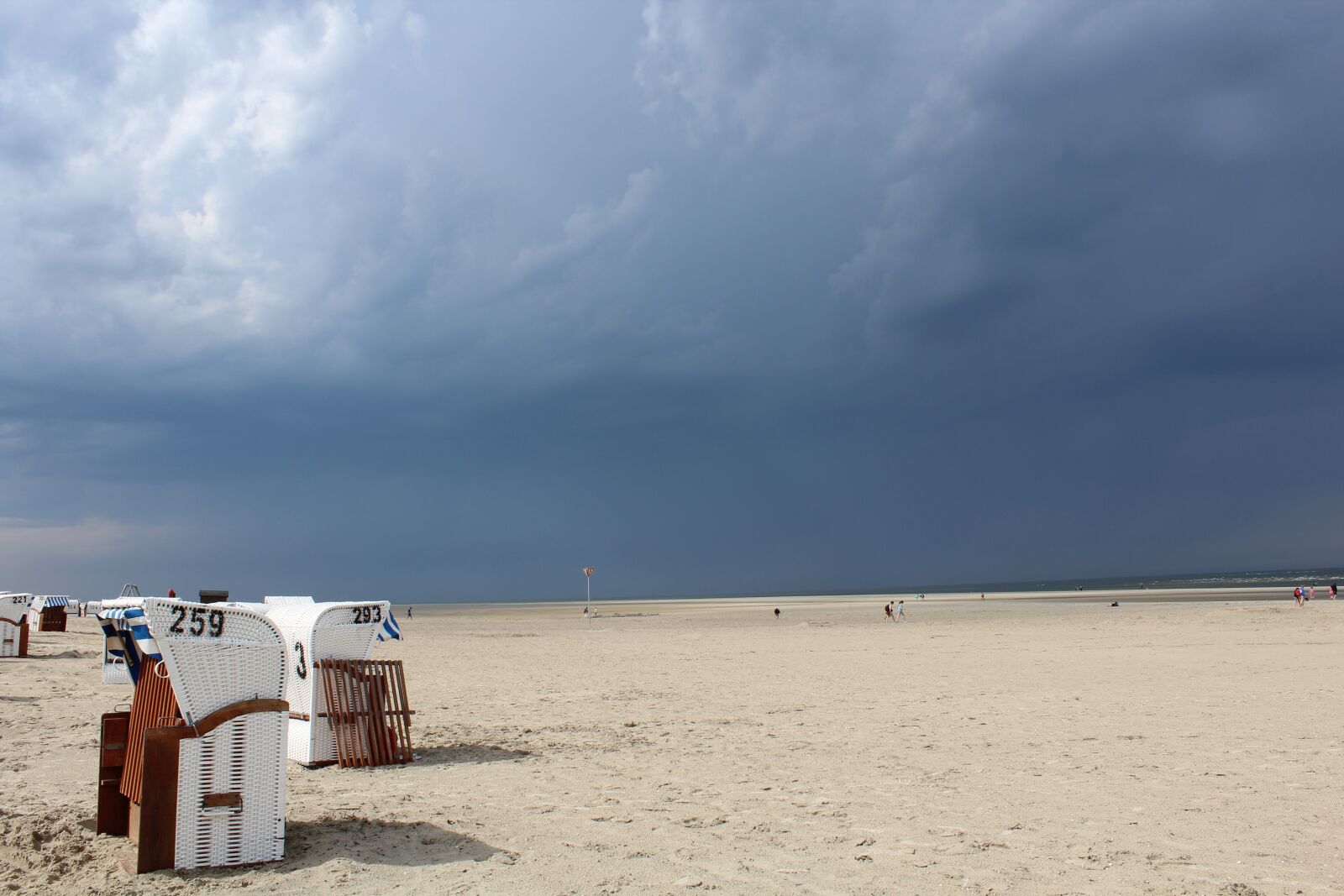 Canon EOS 1200D (EOS Rebel T5 / EOS Kiss X70 / EOS Hi) sample photo. Beach, beach chair, sand photography