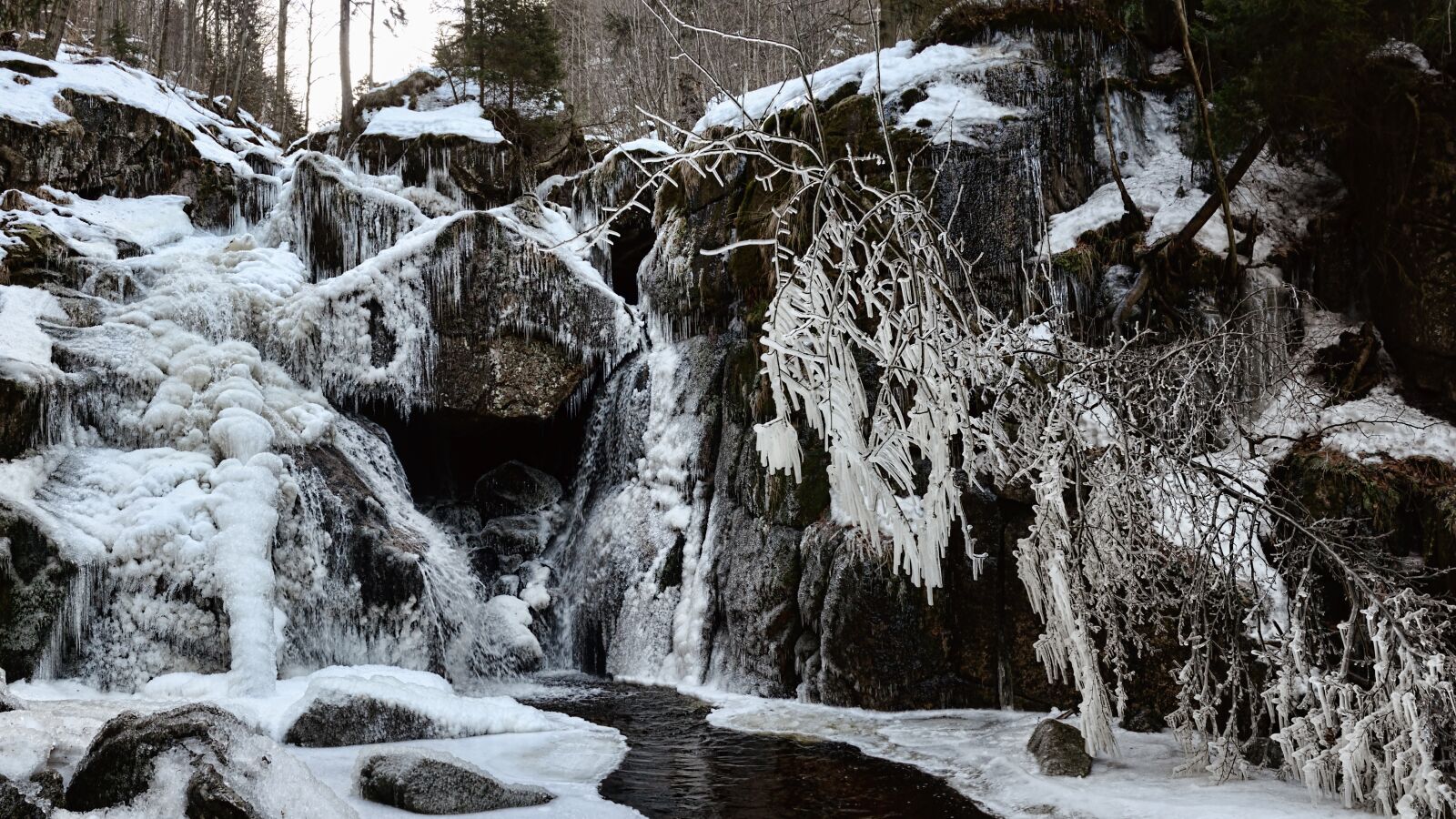 Nikon D5100 sample photo. Winter creek, ice, landscape photography
