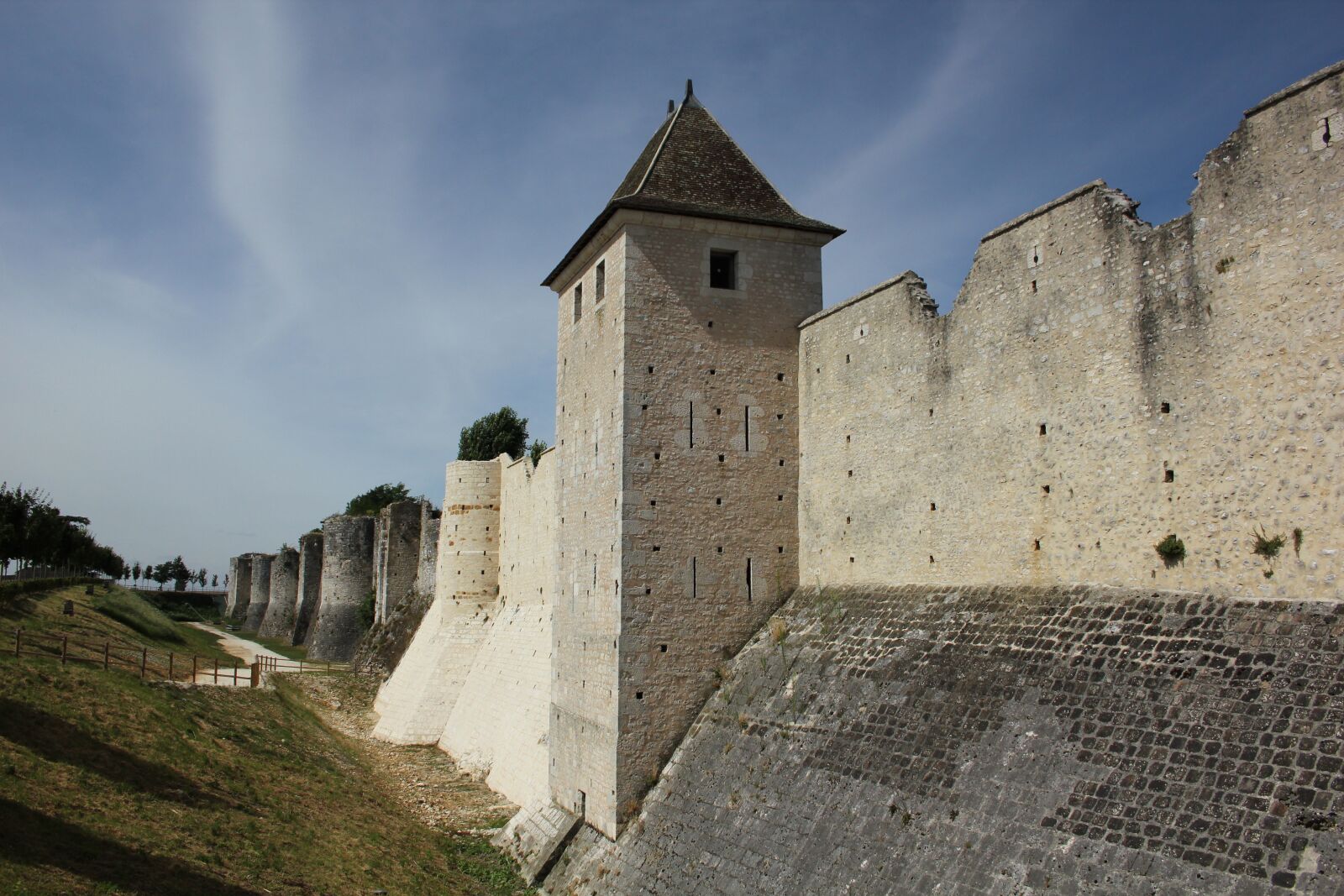 Canon EOS 550D (EOS Rebel T2i / EOS Kiss X4) sample photo. Provins, europe, france photography