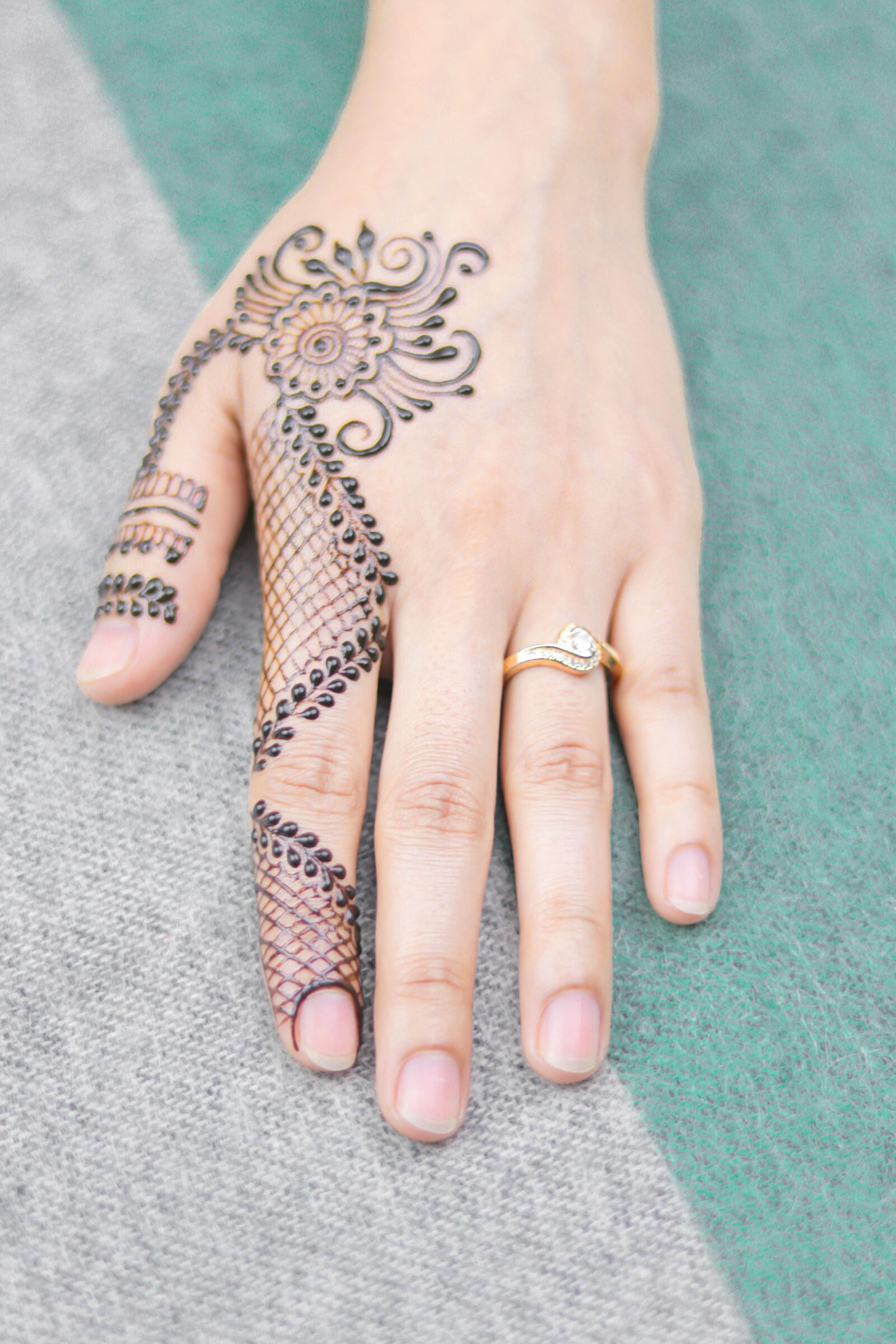 Canon EOS 80D sample photo. Jewellery, draw, palm photography