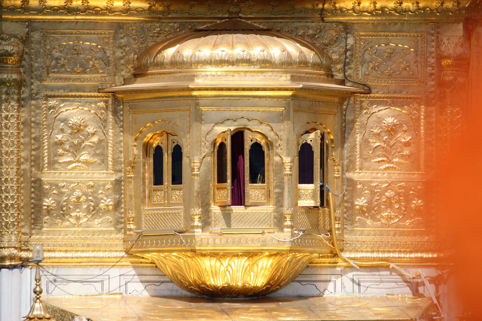 Canon EOS 1200D (EOS Rebel T5 / EOS Kiss X70 / EOS Hi) sample photo. Golden temple, closeup shot photography
