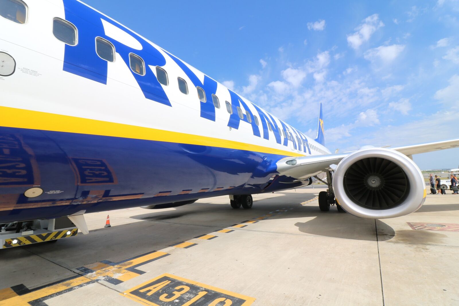 Canon EOS 750D (EOS Rebel T6i / EOS Kiss X8i) sample photo. Aircraft, ryanair, airport photography