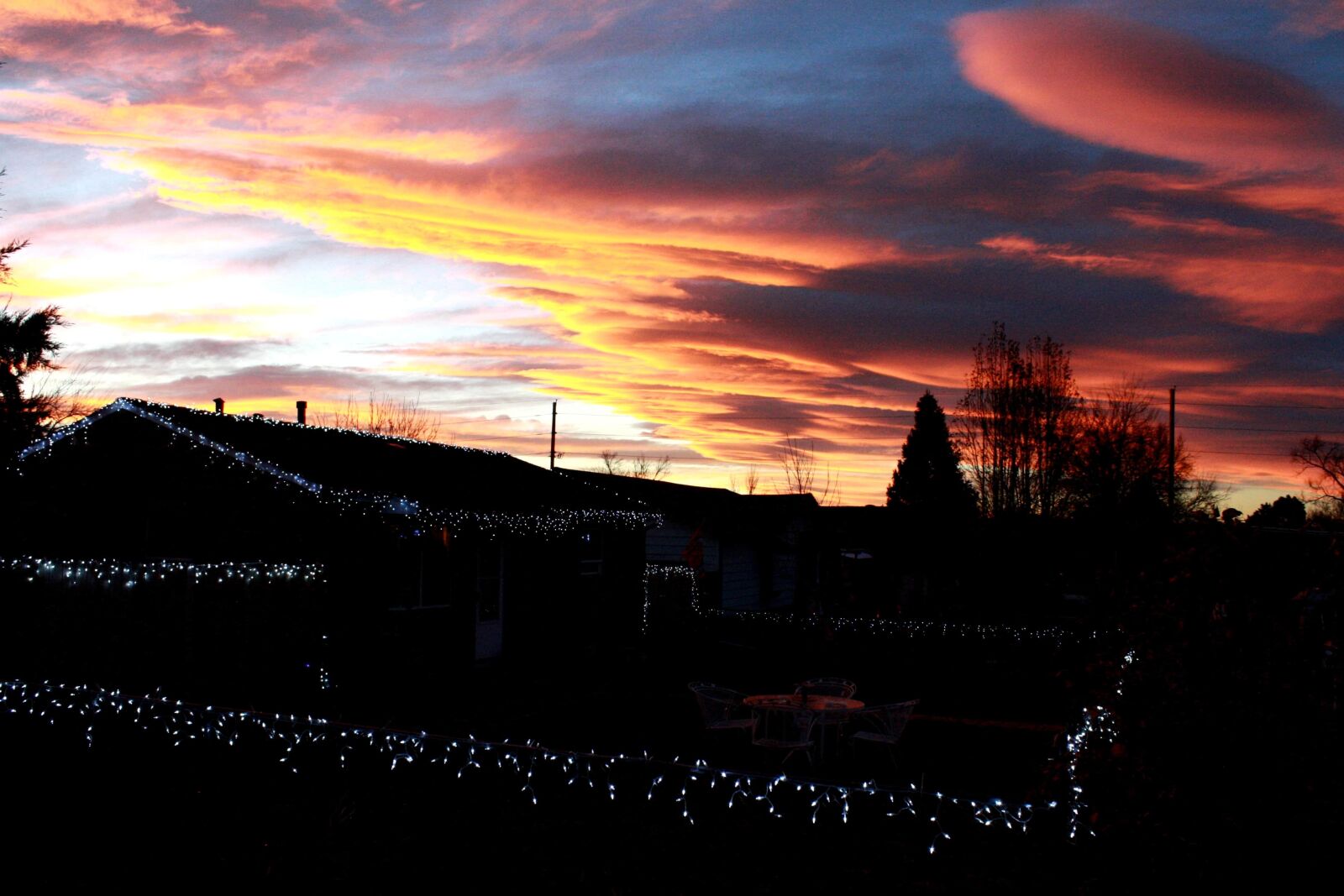 f/3.5-5.6 IS sample photo. Atmosphere, sun, sunset, clouds photography