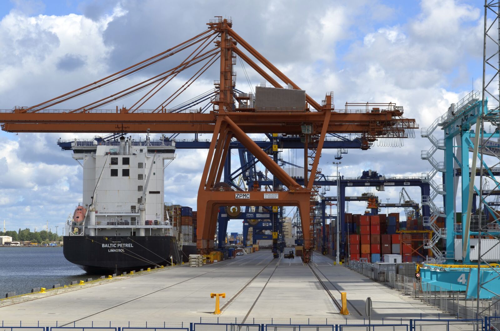Nikon D5100 sample photo. Terminal, a container ship photography