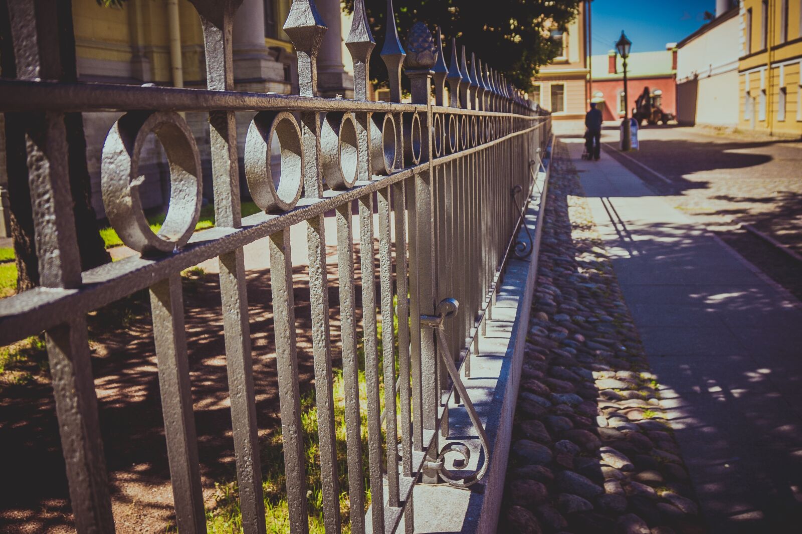 Sony Alpha a5000 (ILCE 5000) sample photo. Fence, street, yard photography