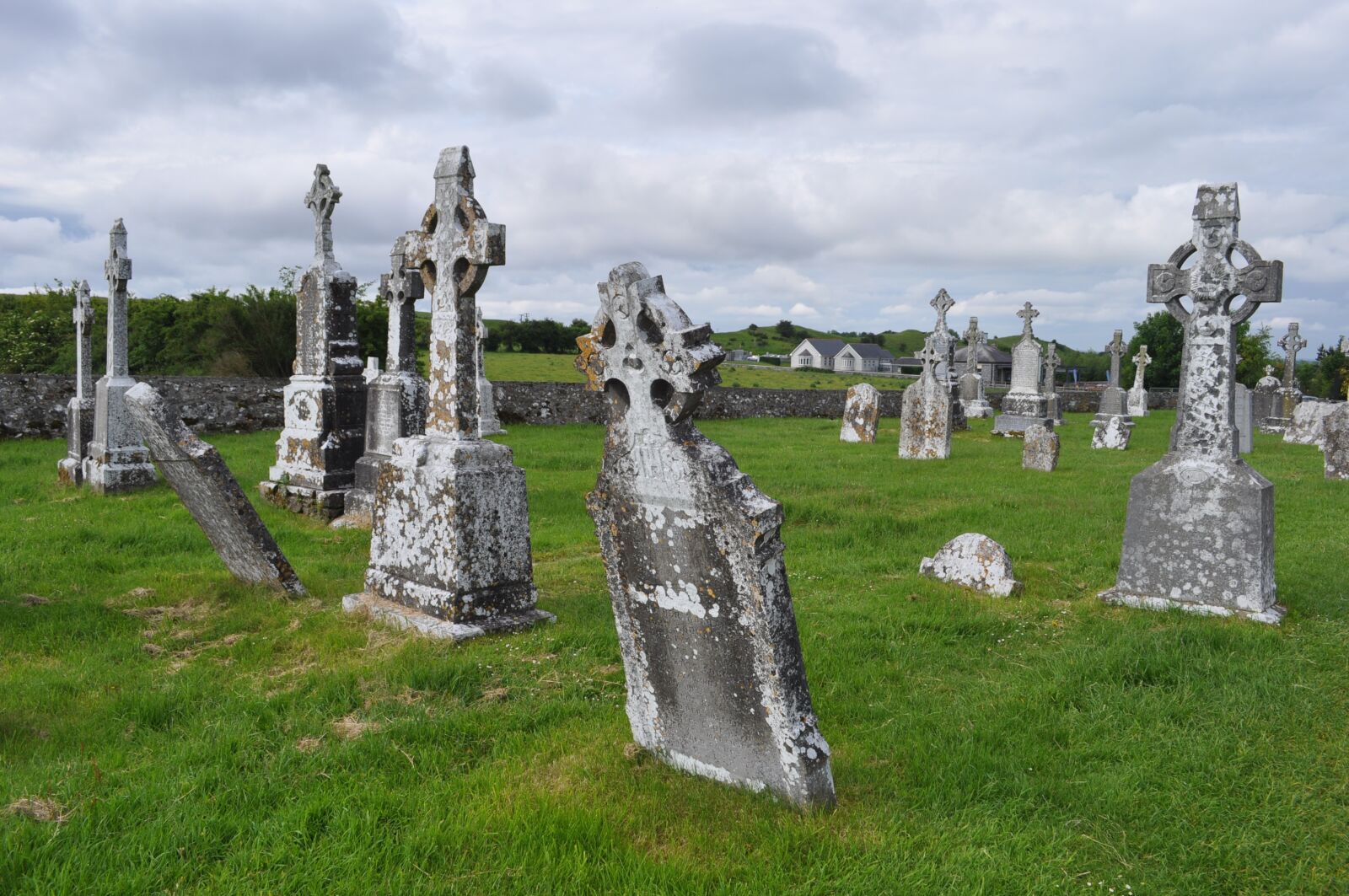 Nikon D5000 sample photo. Graveyard, cross, religion photography