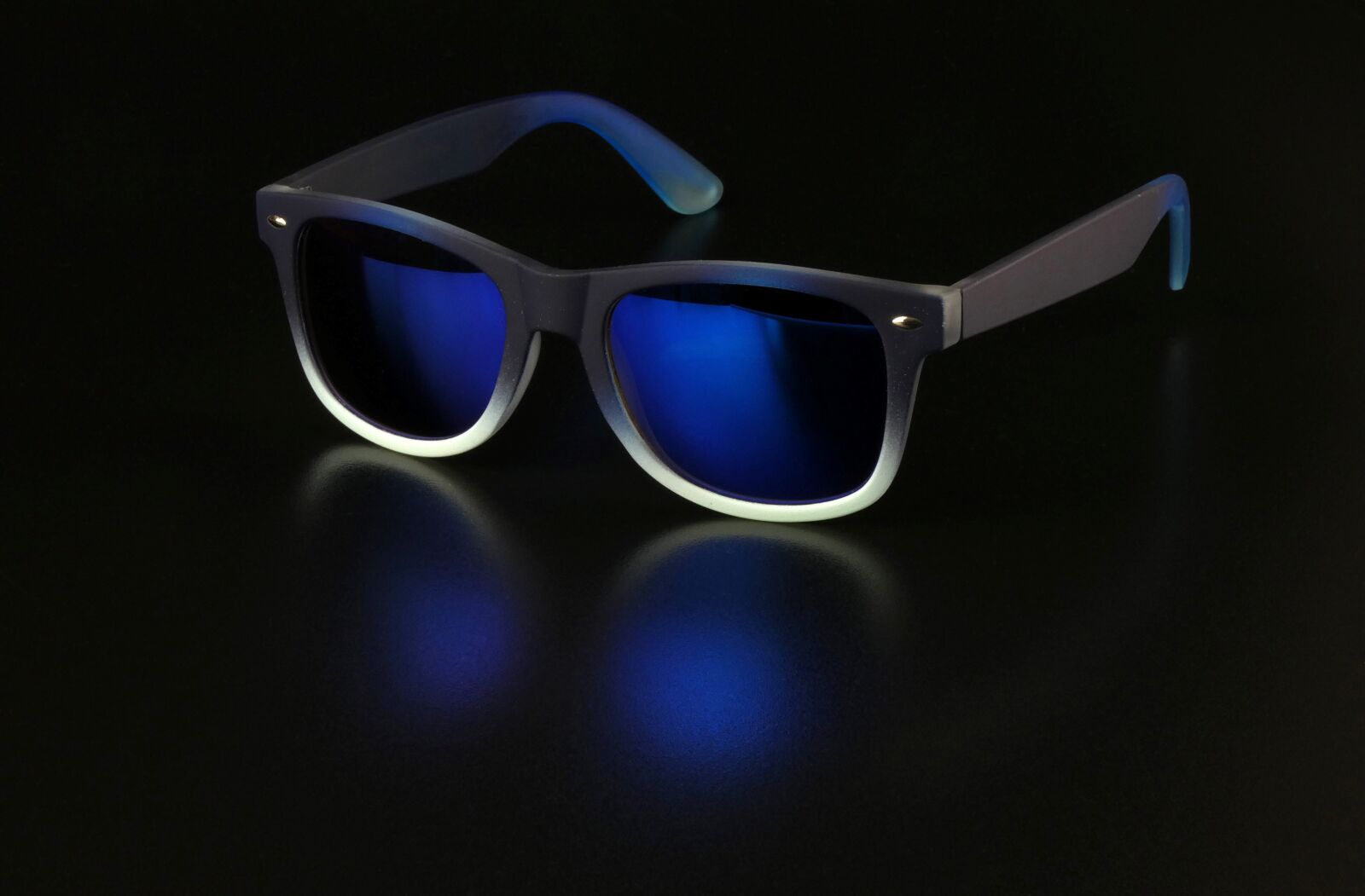 Panasonic Lumix DC-FZ80 (Lumix DC-FZ82) sample photo. Sunglasses, blue summer, cool photography