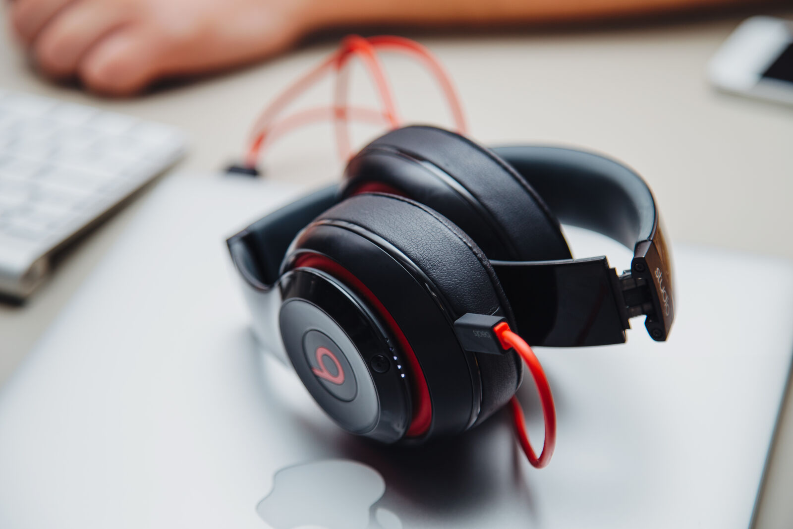 Canon EF 24-105mm F4L IS USM sample photo. Beats, desk, earphones, gadget photography