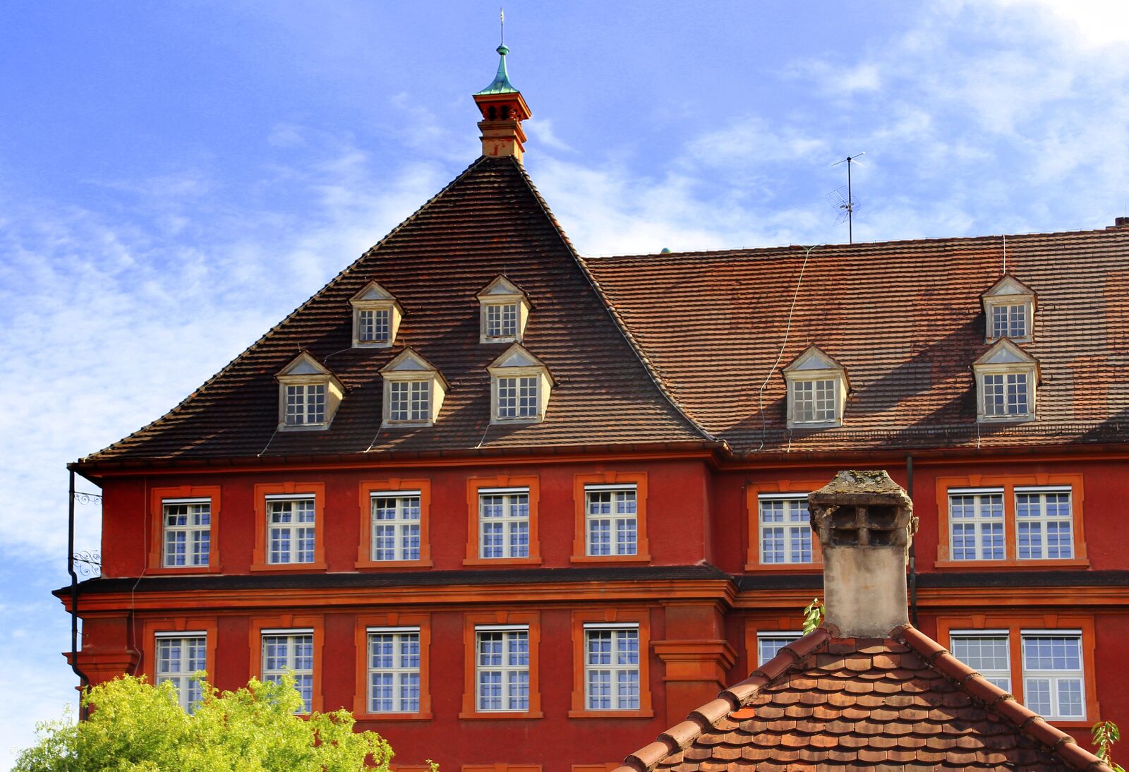 Canon EOS 600D (Rebel EOS T3i / EOS Kiss X5) sample photo. Freiburg, red house, blue photography