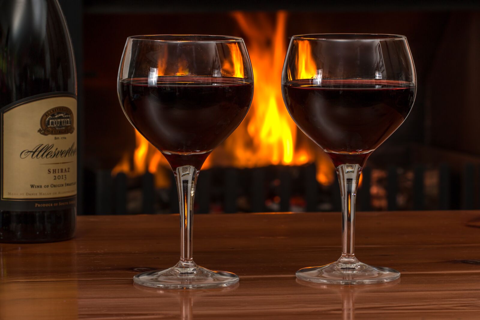 Canon EF 100mm F2.8L Macro IS USM sample photo. Red wine, glasses, log photography