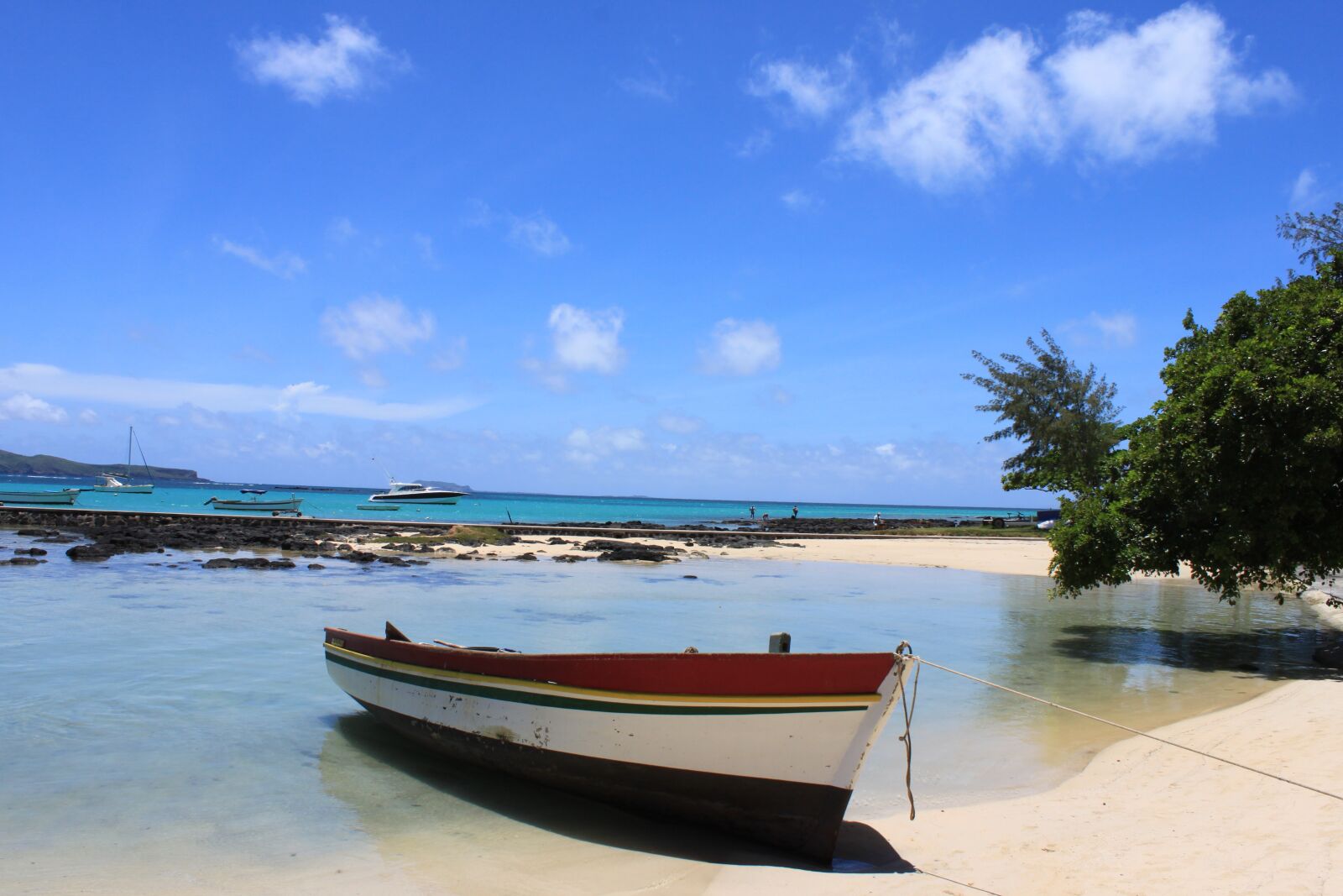 Canon EOS 500D (EOS Rebel T1i / EOS Kiss X3) sample photo. Fishing boat, coast, beach photography
