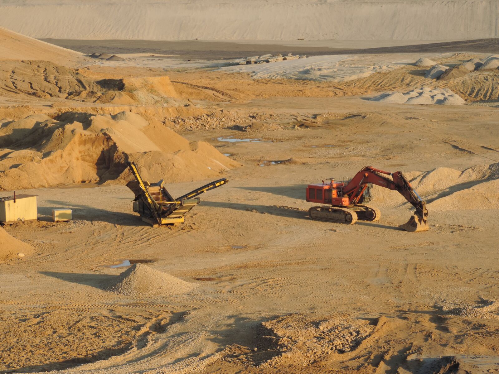 Nikon Coolpix P520 sample photo. Desert, sand, excavators photography