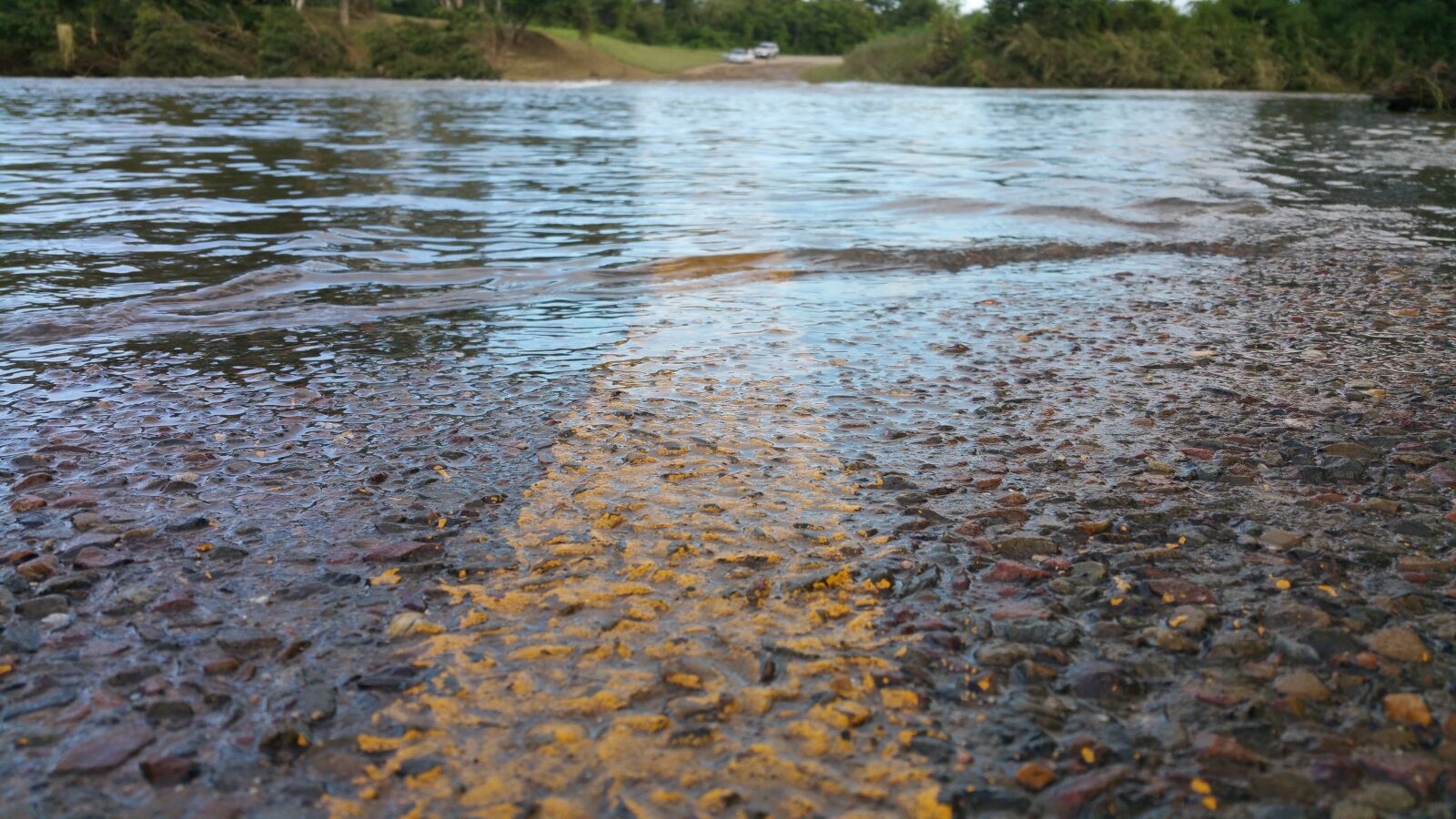 Samsung Galaxy Note4 sample photo. Road, yellow line, flooded photography