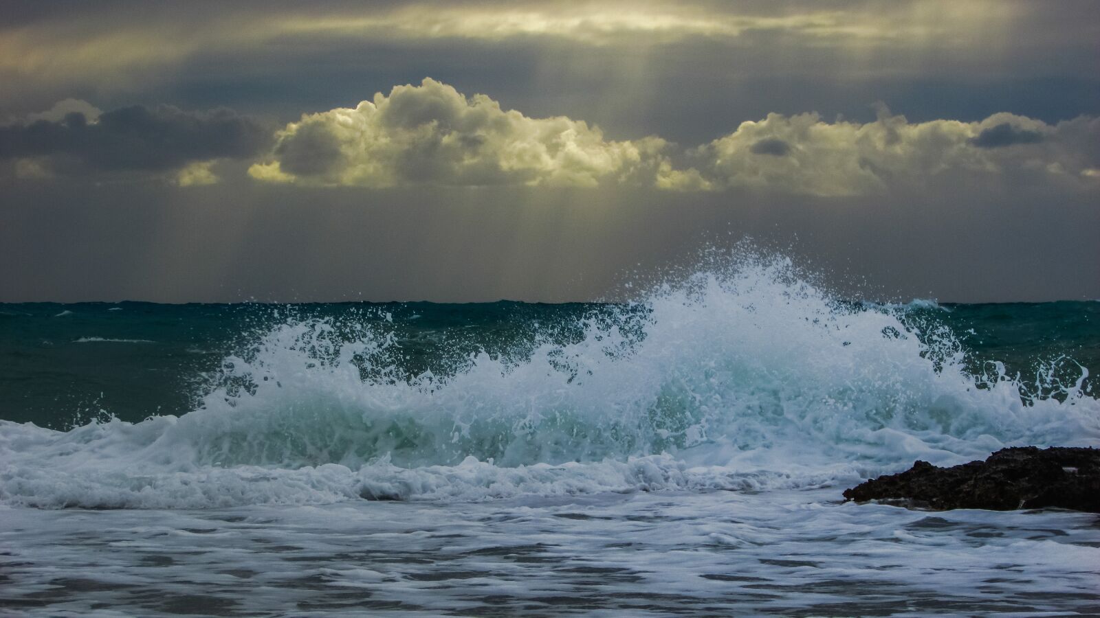Canon PowerShot SX400 IS sample photo. Wave, smashing, wind photography