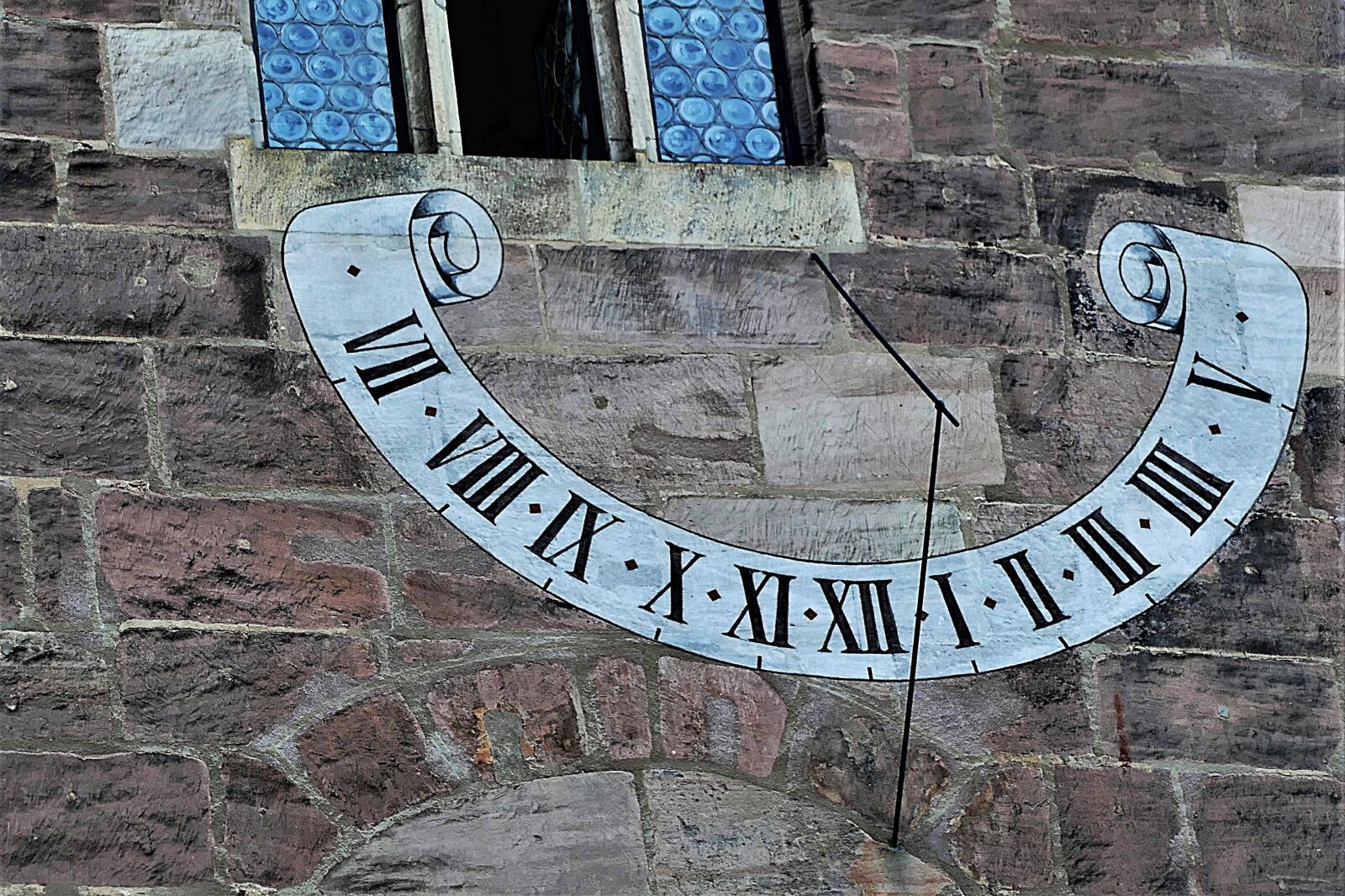Panasonic Lumix DMC-FZ1000 sample photo. Sundial, wall, building photography
