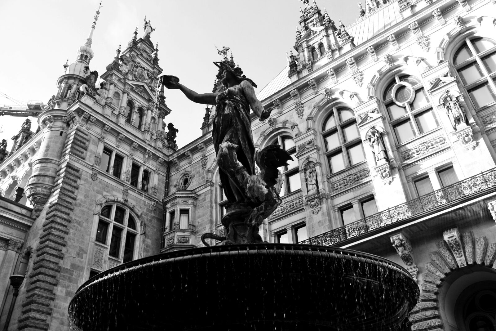 Canon EOS 1000D (EOS Digital Rebel XS / EOS Kiss F) sample photo. Hamburgensien, town hall, hygieia photography