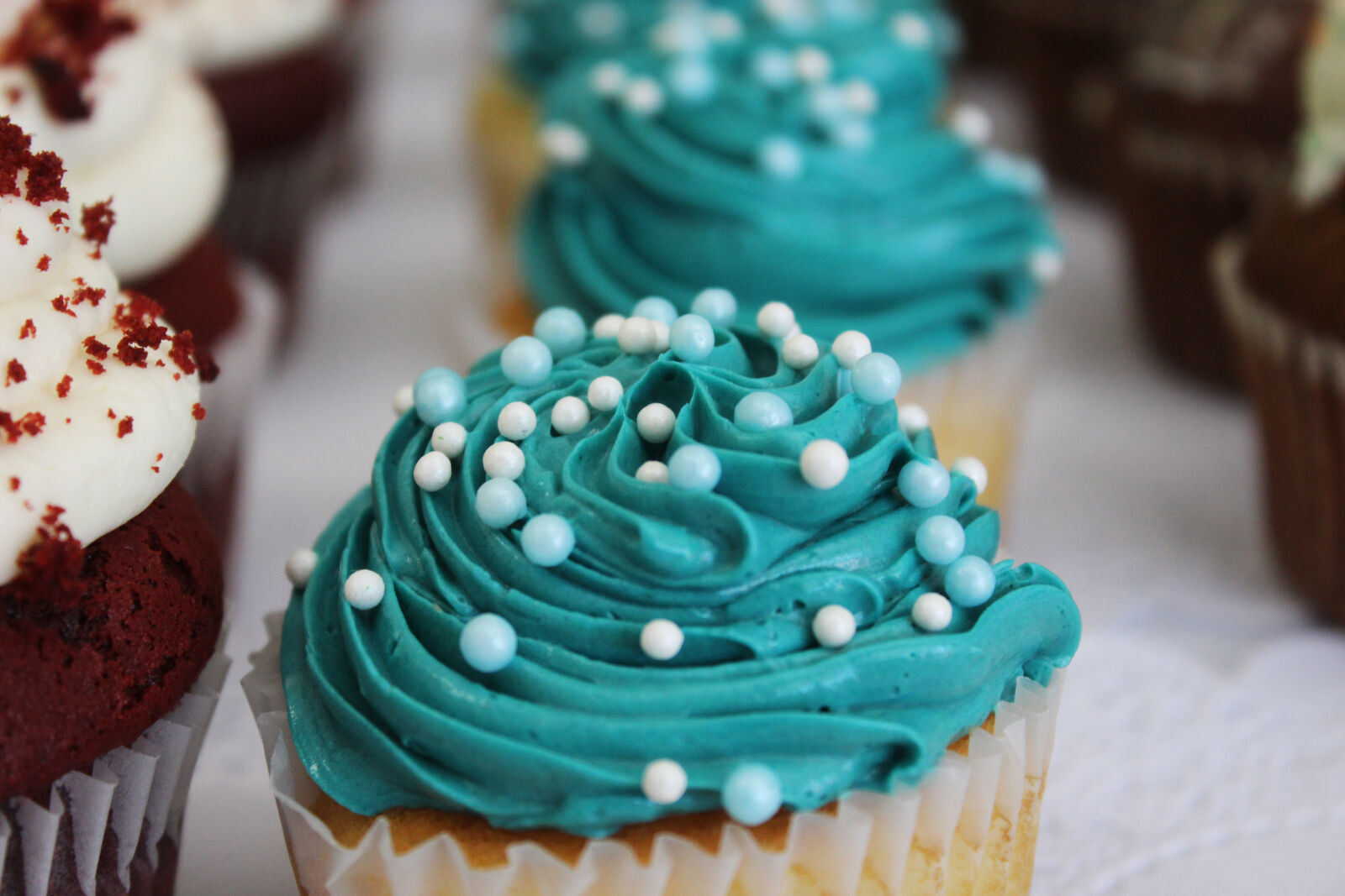 Canon EOS 600D (Rebel EOS T3i / EOS Kiss X5) sample photo. Birthday, birthday, cake, blue photography