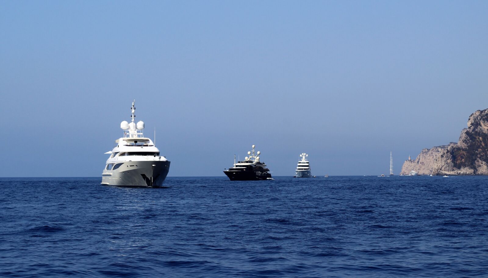Canon EOS 1300D (EOS Rebel T6 / EOS Kiss X80) + Canon EF 50mm F1.8 STM sample photo. Boats, three, sea photography