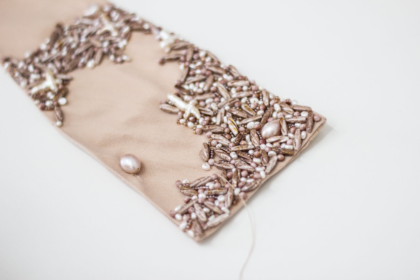 Canon EOS 600D (Rebel EOS T3i / EOS Kiss X5) + Canon EF 50mm F1.8 II sample photo. Fashion, beads, garment photography
