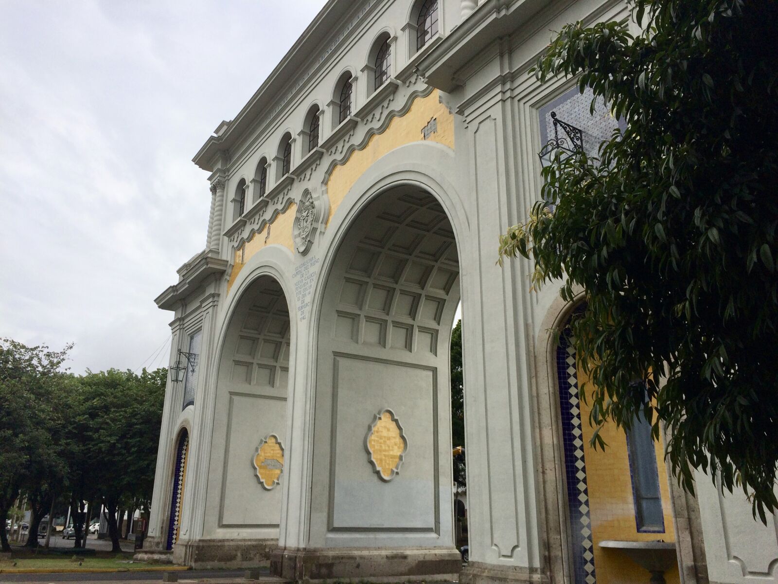 iPhone 5s back camera 4.15mm f/2.2 sample photo. Arches, city, entrance, gateway photography