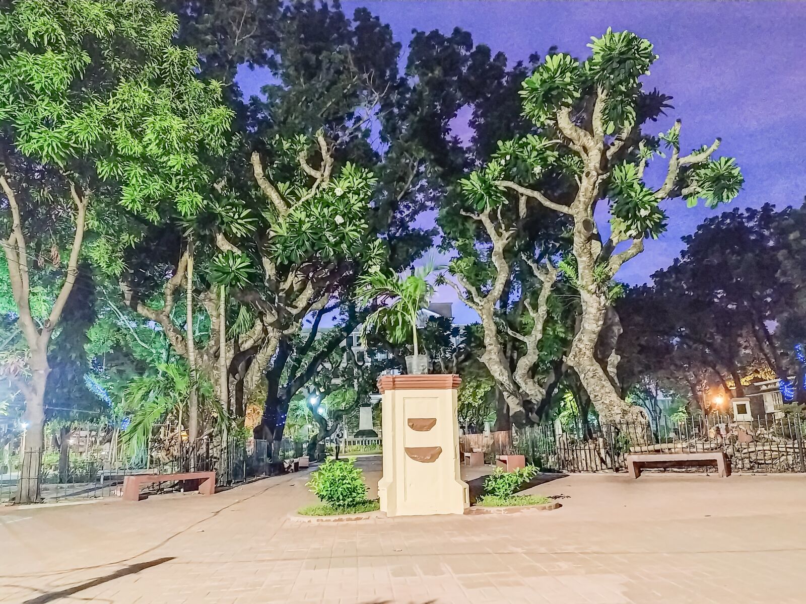 Xiaomi Redmi Note 8 sample photo. Park, plaza, evening photography