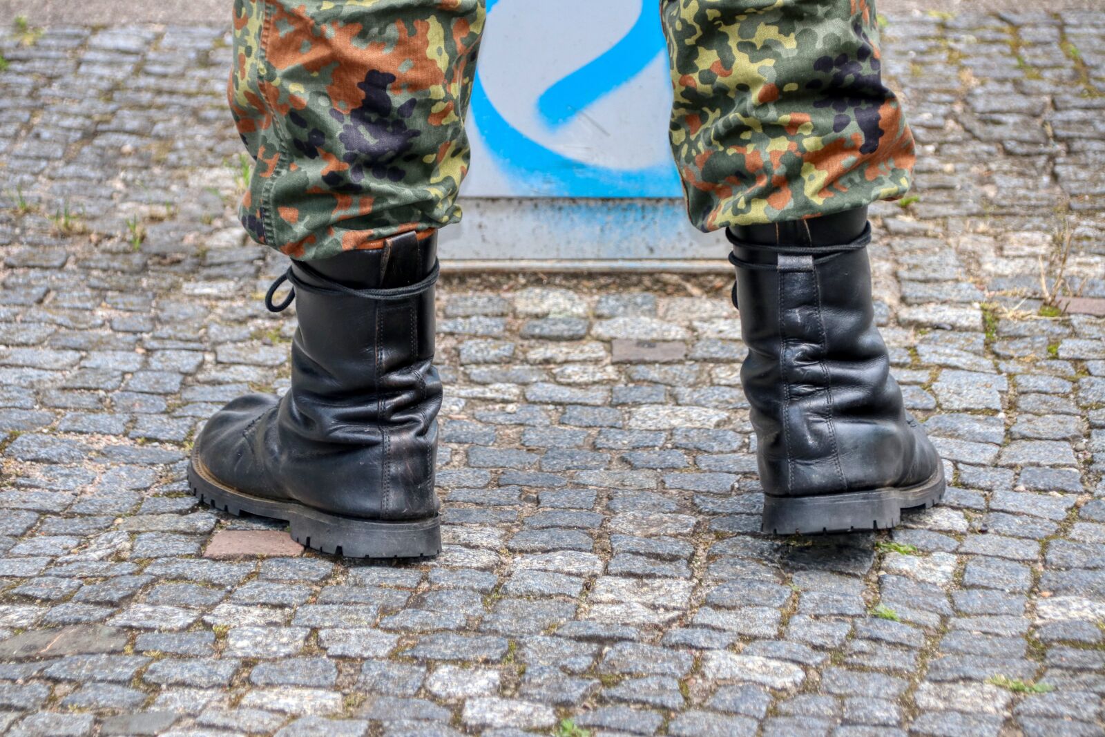 Canon EOS 80D sample photo. Bundeswehr, boots, tarnug photography