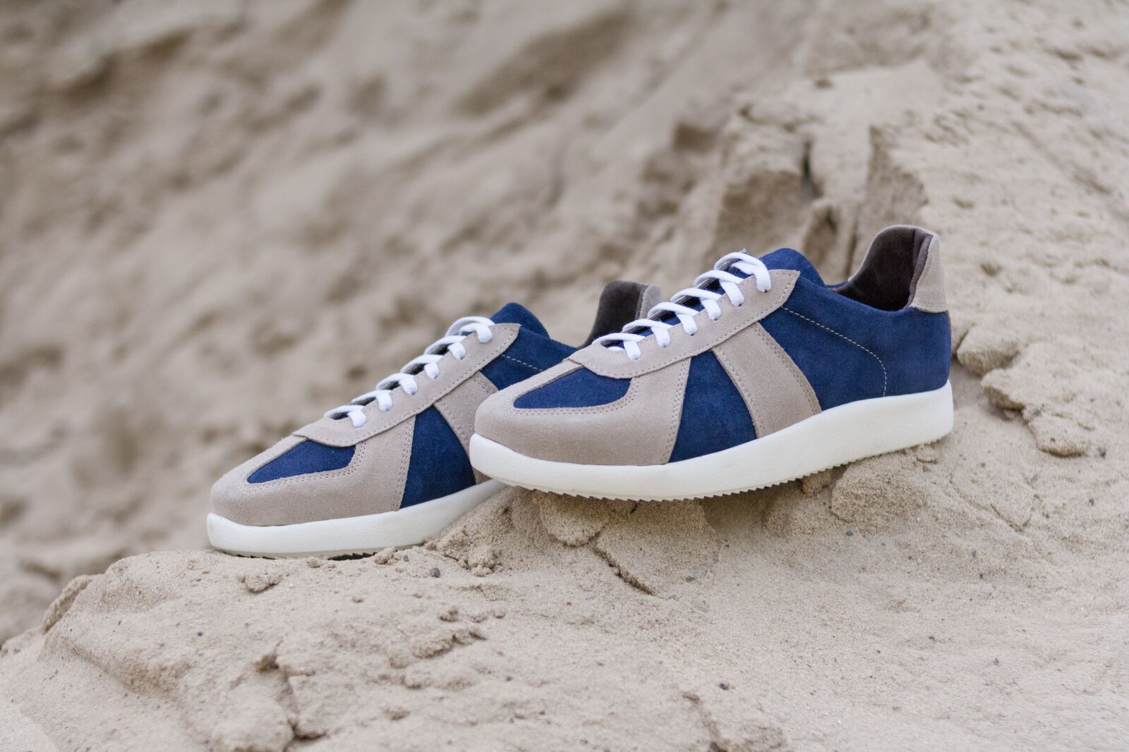 Canon EOS 1000D (EOS Digital Rebel XS / EOS Kiss F) sample photo. Women's shoes, shoes, sand photography