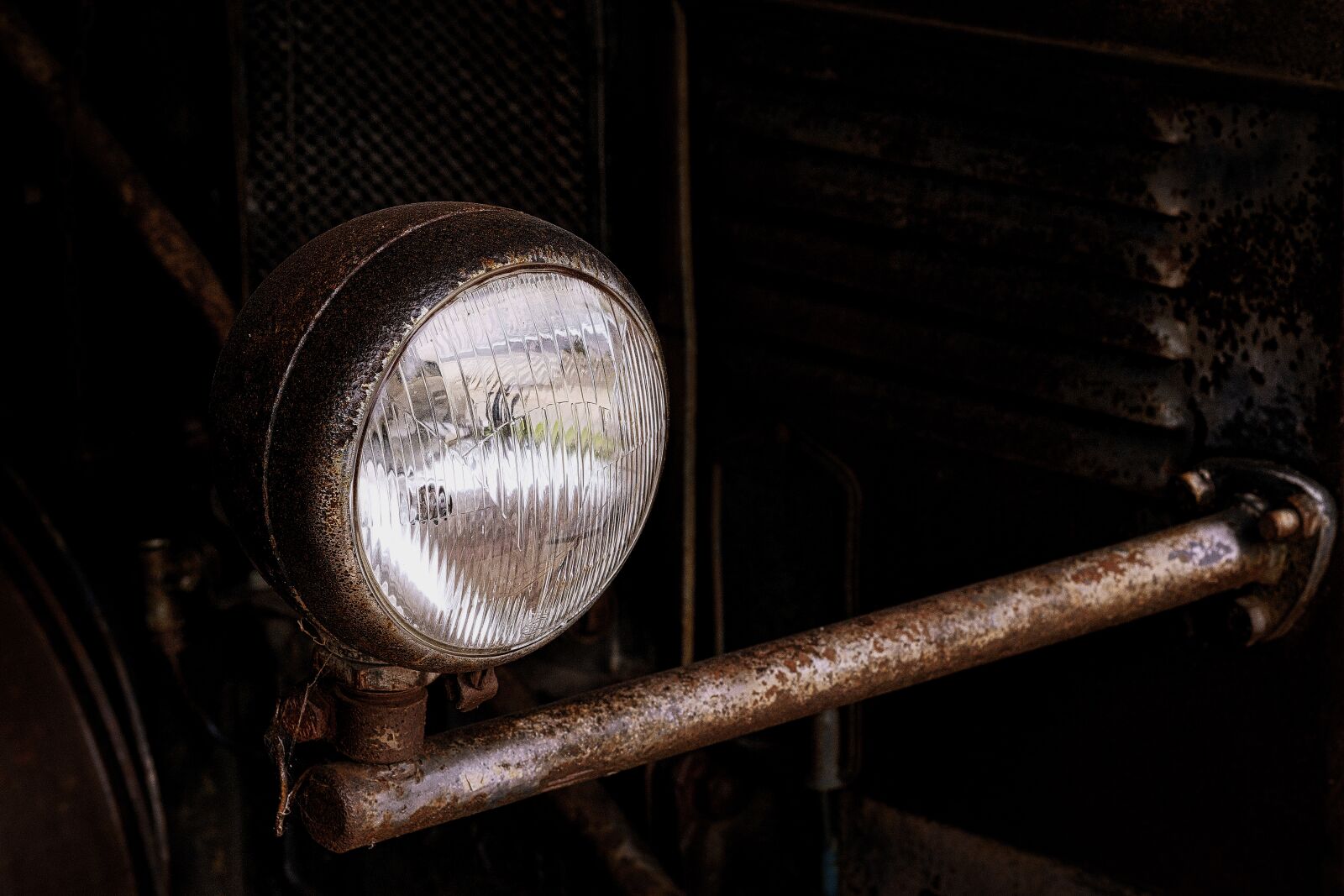 Fujifilm X-T2 + Fujifilm XF 80mm F2.8 R LM OIS WR Macro sample photo. Spotlight, old, rust photography