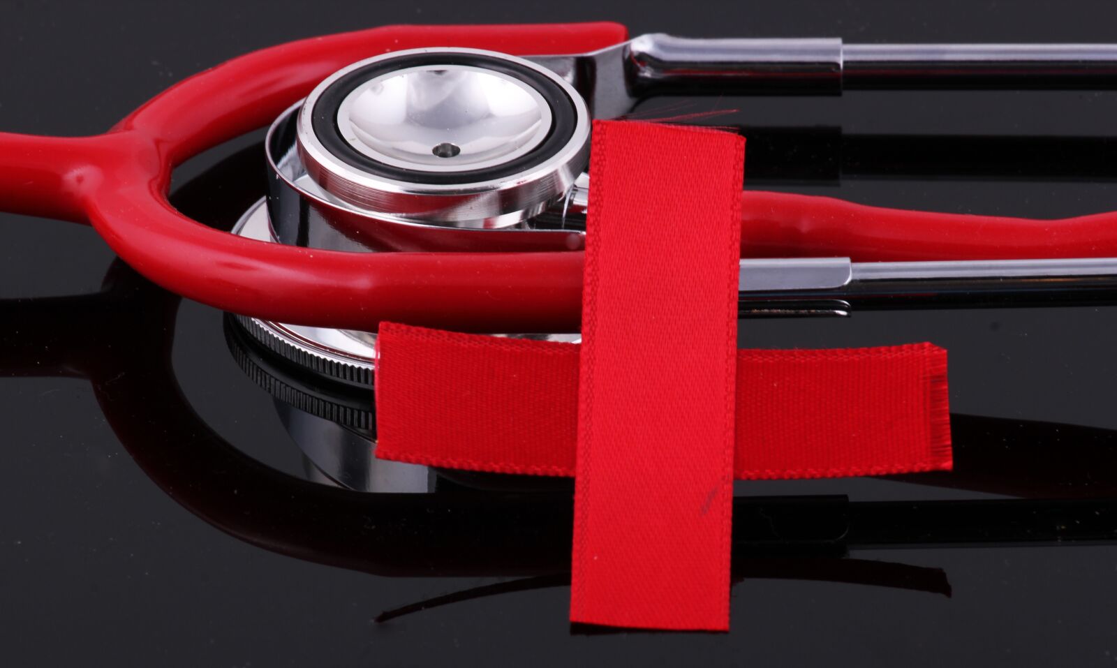 Canon EOS 550D (EOS Rebel T2i / EOS Kiss X4) sample photo. Stethoscope, red, cross photography