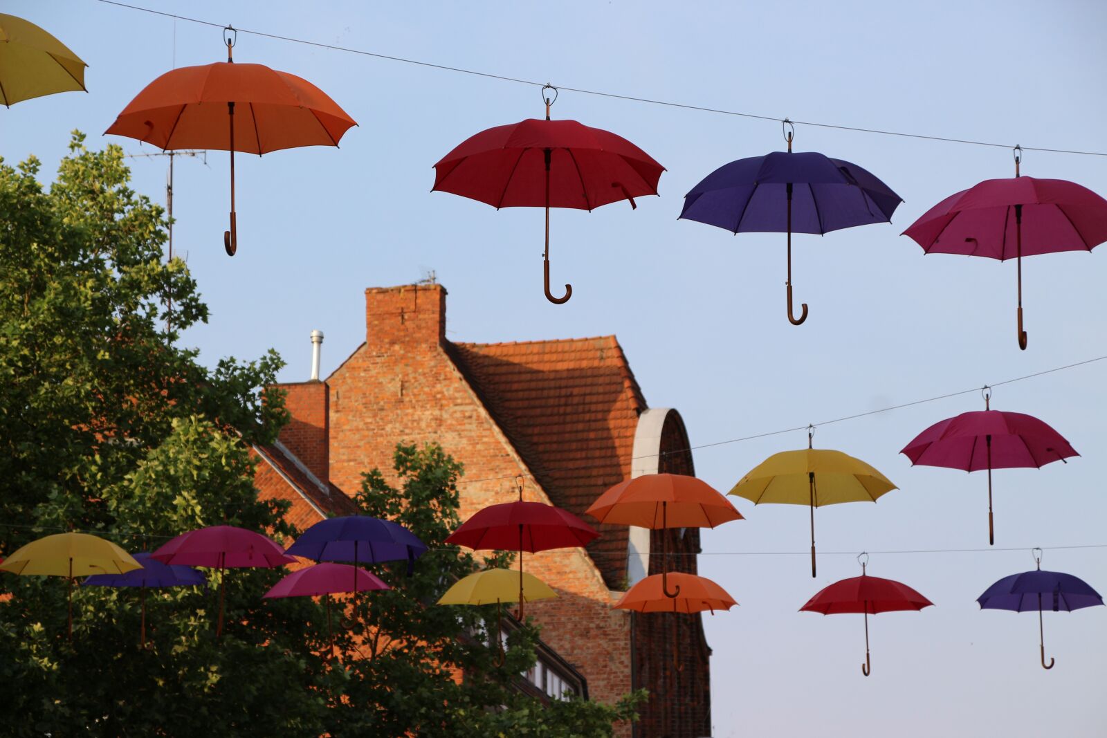 Canon EOS 700D (EOS Rebel T5i / EOS Kiss X7i) sample photo. Umbrellas, screens, artwork photography