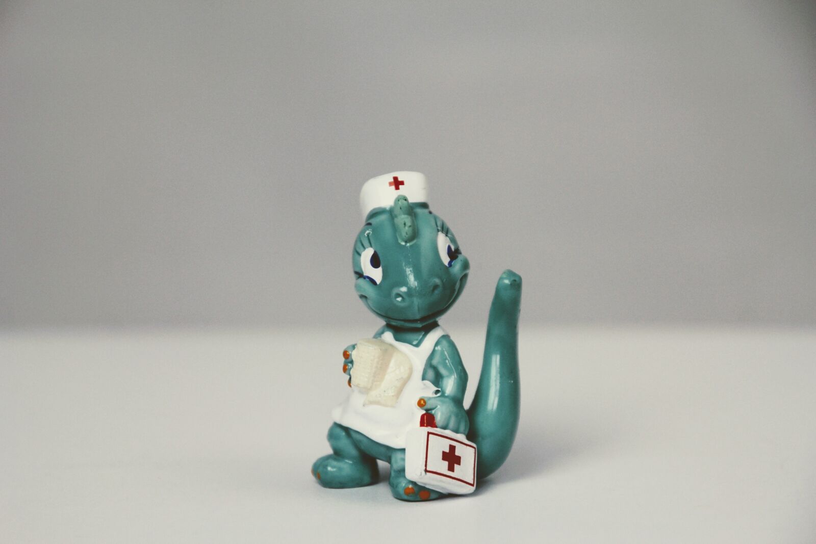 Canon EOS 60D sample photo. überraschungseifigur, nurse, sister photography