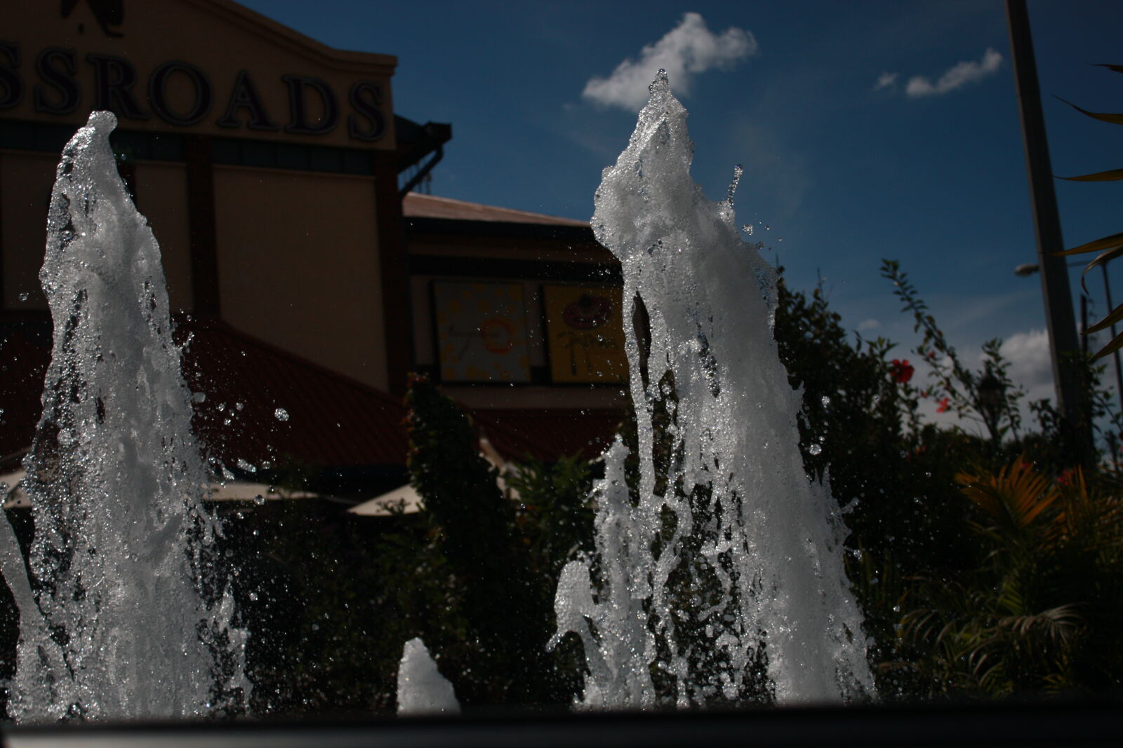 Canon EOS 450D (EOS Rebel XSi / EOS Kiss X2) sample photo. Crossroad, karen, water, fountain photography